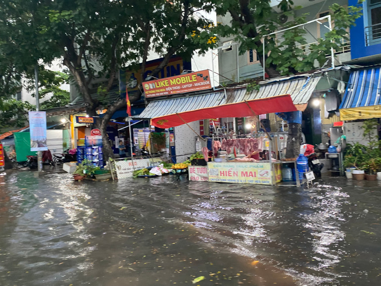 Nước mưa dâng cao làm các hộ dân buôn bán tại tuyến đường Đặng Thùy Trâm, quận Gò Vấp xoay sở kê cao đồ đạc. (Ảnh: QUÝ HIỀN) Nước mưa dâng cao làm các hộ dân buôn bán tại tuyến đường Đặng Thùy Trâm, quận Gò Vấp xoay sở kê cao đồ đạc. (Ảnh: QUÝ HIỀN)