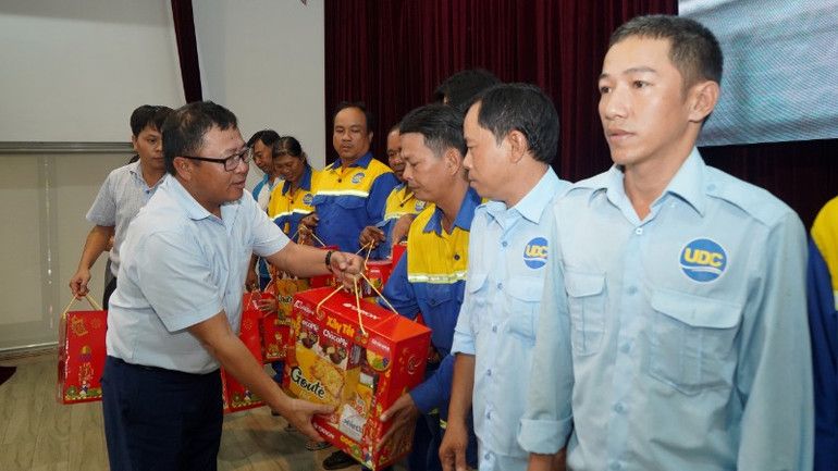 Trưởng Cơ quan Thường trực Báo Nhân Dân tại Thành phố Hồ Chí Minh trao quà Tết, thăm hỏi công nhân Công ty Trách nhiệm hữu hạn Một thành viên Thoát nước đô thị Thành phố Hồ Chí Minh. (Ảnh: THẾ ANH)