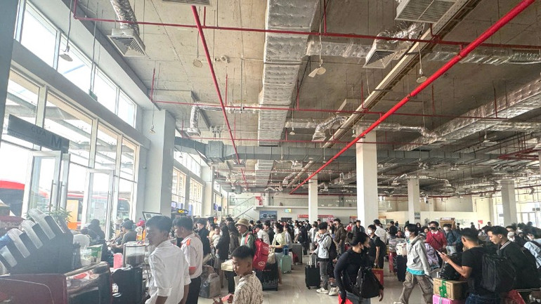 Người dân từ các tỉnh quay lại Thành phố Hồ Chí Minh bằng xe khách sau kỳ nghỉ Tết kéo dài 9 ngày. Bến xe Miền Đông mới đông đúc hành khách sáng 2/2. (Ảnh: QUÝ HIỀN)