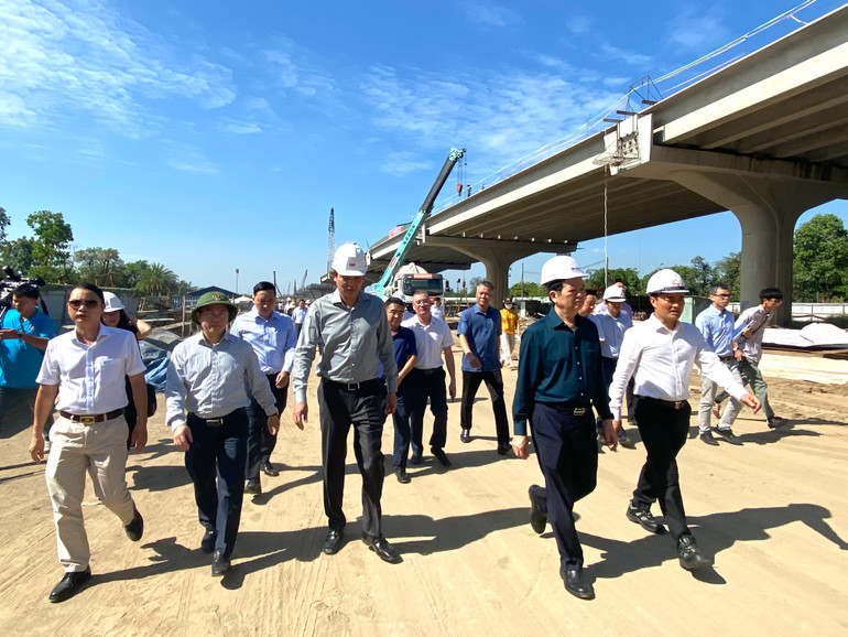 Sáng 11/3, Phó Thủ tướng Mai Văn Chính đã đi thực tế kiểm tra tình hình vật liệu cung cấp cho gói thầu Xây lắp 3- dự án đường Vành đai 3 trên địa bàn Thành phố Hồ Chí Minh. (Ảnh: QUÝ HIỀN) Sáng 11/3, Phó Thủ tướng Mai Văn Chính đã đi thực tế kiểm tra tình hình vật liệu cung cấp cho gói thầu Xây lắp 3- dự án đường Vành đai 3 trên địa bàn Thành phố Hồ Chí Minh. (Ảnh: QUÝ HIỀN)