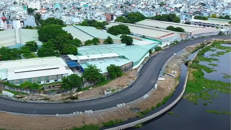 Từ những những con đường đất chật hẹp, nơi tập kết rác, giao thông đi lại khó khăn hiện nay dọc hai bên tuyến kênh dần hình thành hệ thống đường giao thông hoàn chỉnh cùng công viên và mảng xanh sắp hình thành. Từ những những con đường đất chật hẹp, nơi tập kết rác, giao thông đi lại khó khăn hiện nay dọc hai bên tuyến kênh dần hình thành hệ thống đường giao thông hoàn chỉnh cùng công viên và mảng xanh sắp hình thành.