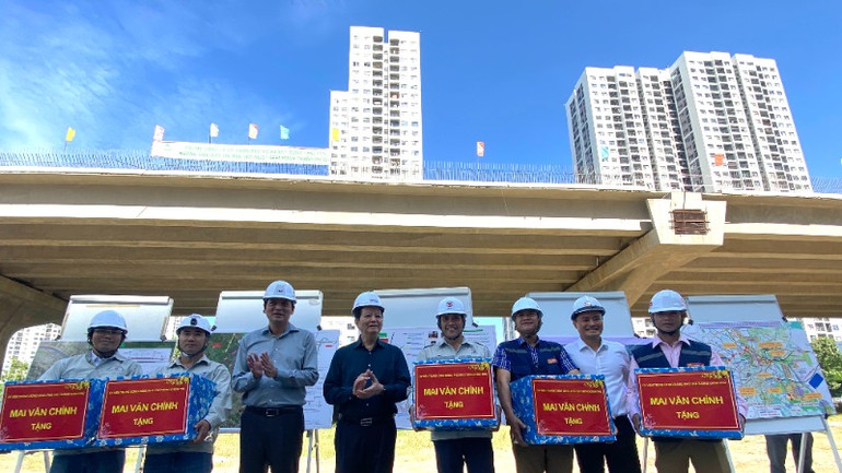 Phó thủ tướng Mai Văn Chính tặng quà cho công nhân thi công tại công trường. (Ảnh: QUÝ HIỀN)