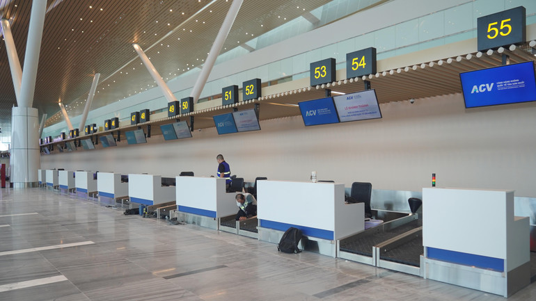 Công nhân đang dọn dẹp vệ sinh những công đoạn cuối cùng (ảnh: THẾ ANH) Công nhân đang dọn dẹp vệ sinh những công đoạn cuối cùng (ảnh: THẾ ANH)