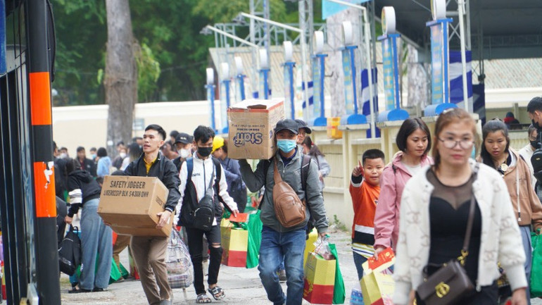 Công nhân lao động rời Thành phố về quê đón Tết Ất Tỵ 2025, sáng 27 tháng Chạp. (Ảnh: QUÝ HIỀN)