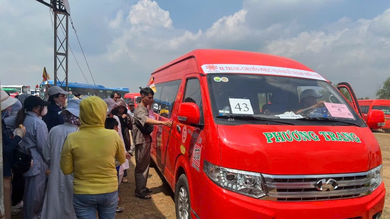 Xe buýt trung chuyển miễn phí hành khách đến Đại lễ Vesak (ảnh: QUÝ HIỀN) Xe buýt trung chuyển miễn phí hành khách đến Đại lễ Vesak (ảnh: QUÝ HIỀN)