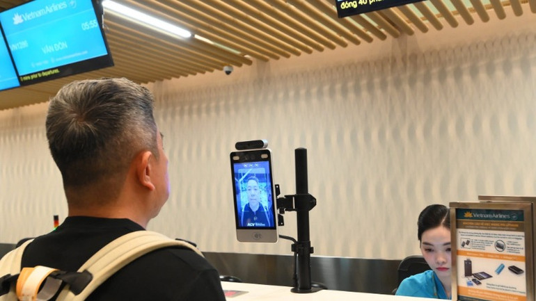 Nhà ga ứng dụng thẻ Căn cước công dân gắn chip điện tử, nhận diện khuôn mặt (Facial ID) giúp giảm thiểu nguy cơ sử dụng giấy tờ giả (Ảnh: QUÝ HIỀN) Nhà ga ứng dụng thẻ Căn cước công dân gắn chip điện tử, nhận diện khuôn mặt (Facial ID) giúp giảm thiểu nguy cơ sử dụng giấy tờ giả (Ảnh: QUÝ HIỀN)