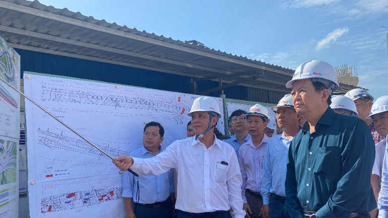 Phó thủ tướng Mai Văn Chính kiểm tra về nguồn vật liệu cung cấp cho công trình Vành đai 3 tại nút giao Tân Vạn-tỉnh Bình Dương. (Ảnh: QUÝ HIỀN)