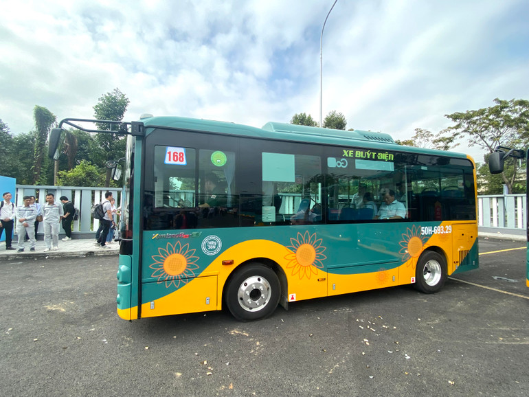 17 tuyến xe buýt điện kết nối Metro số 1 có thời gian hoạt động như tuyến Metro, hành khách mua vé đi xe buýt từ ngày 22/1. (Ảnh: QUÝ HIỀN)