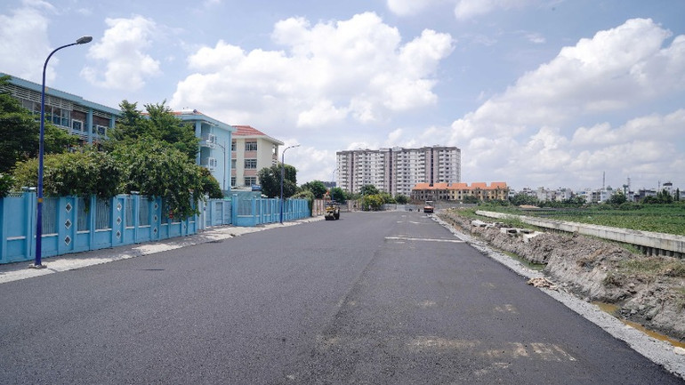Gói thầu số 8, đoạn trước cổng trường Trung học cơ sở Huỳnh Văn Nghệ hướng ra dòng kênh Tham Lương đã hoàn tất thảm nhựa đường, sẵn sàng tổ chức thông xe (Ảnh: THẾ ANH) Gói thầu số 8, đoạn trước cổng trường Trung học cơ sở Huỳnh Văn Nghệ hướng ra dòng kênh Tham Lương đã hoàn tất thảm nhựa đường, sẵn sàng tổ chức thông xe (Ảnh: THẾ ANH)