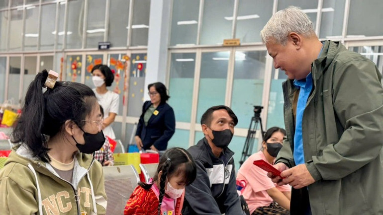 Chủ tịch Liên đoàn Lao động Thành phố Hồ Chí Minh Võ Khắc Thái lì xì chúc Tết công nhân về quê bằng tàu hỏa sáng 20/1. Chủ tịch Liên đoàn Lao động Thành phố Hồ Chí Minh Võ Khắc Thái lì xì chúc Tết công nhân về quê bằng tàu hỏa sáng 20/1.