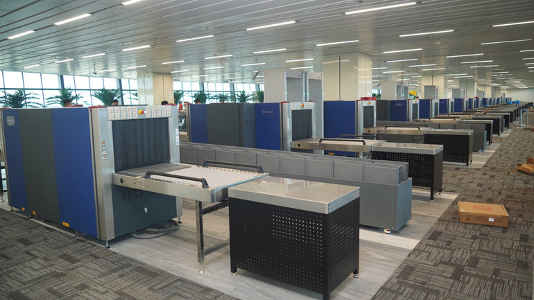 Nhà ga T3 bố trí 25 cửa kiểm soát an ninh hành khách tránh việc chờ đợi tại nơi soi chiếu (ảnh: THẾ ANH) Nhà ga T3 bố trí 25 cửa kiểm soát an ninh hành khách tránh việc chờ đợi tại nơi soi chiếu (ảnh: THẾ ANH)