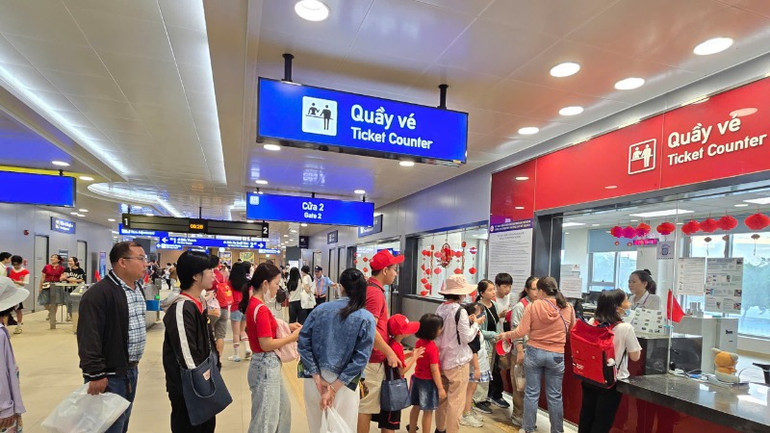 Hành khách xếp hàng mua vé đi Metro số 1 Bến Thành-Suối Tiên. (Ảnh: QUÝ HIỀN)