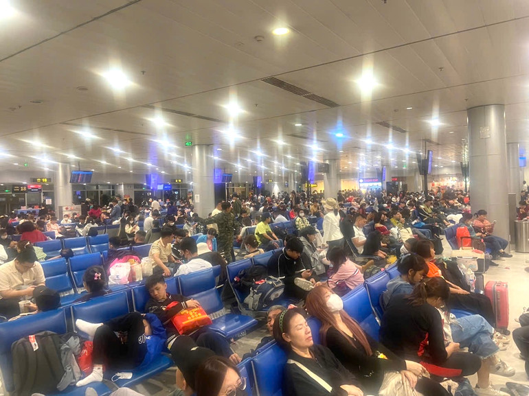 Người dân ra sân bay từ sáng sớm 24/1, tranh thủ chợp mắt vì hành trình đi lại kéo dài. (Ảnh: QUÝ HIỀN) Người dân ra sân bay từ sáng sớm 24/1, tranh thủ chợp mắt vì hành trình đi lại kéo dài. (Ảnh: QUÝ HIỀN)
