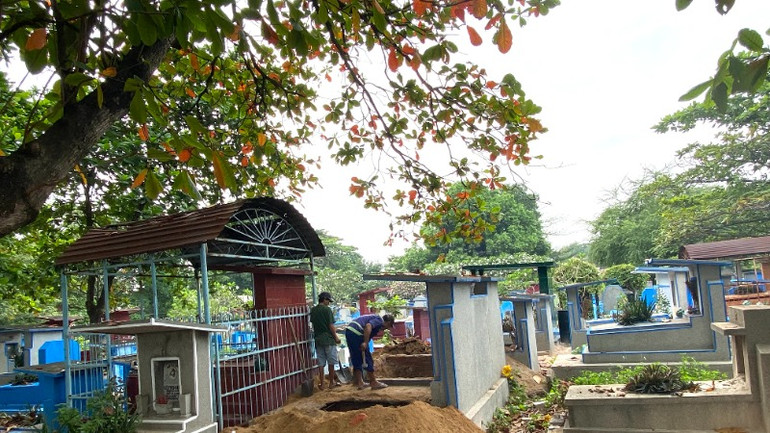 Nhân viên Công ty Môi trường đô thị Thành phố bốc mộ cho thân nhân tại nghĩa trang Bình Hưng Hòa trong tháng 2/205. (Ảnh: QUÝ HIỀN)