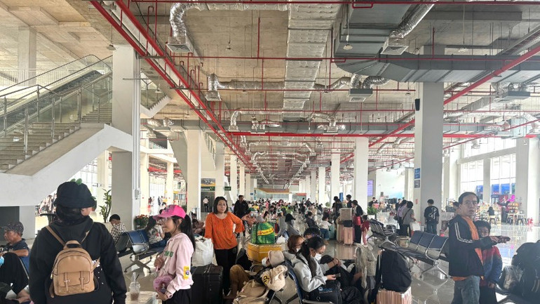 Người dân Thành phố Hồ Chí Minh đến Bến xe Miền Đông mới đi xe về quê đón Tết, chiều 22/1. (Ảnh: QUÝ HIỀN)