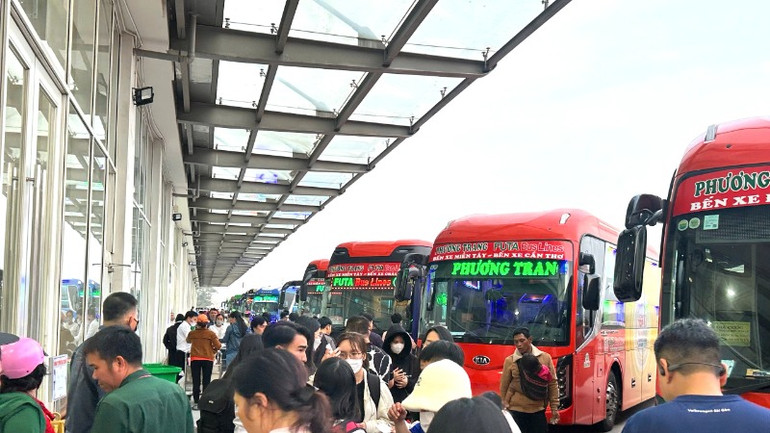 Bến xe Miền Đông mới chuẩn bị đầy đủ phương tiện phục vụ hành khách đi lại Tết Ất Tỵ. (Ảnh: QUÝ HIỀN)