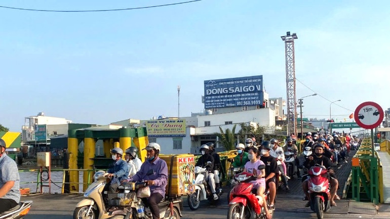 Đơn vị vận hành phà Cát Lái tăng cường nhân sự và phương tiện dịp Tết để phục vụ người dân đi lại dịp Tết. (Ảnh: QUÝ HIỀN)