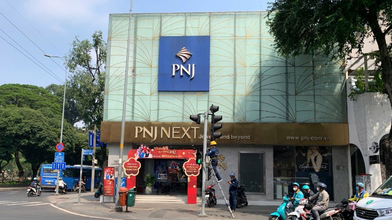 Lắp đặt biển rẽ phải tại giao lộ Điện Biên Phủ-Hai Bà Trưng, quận 1.