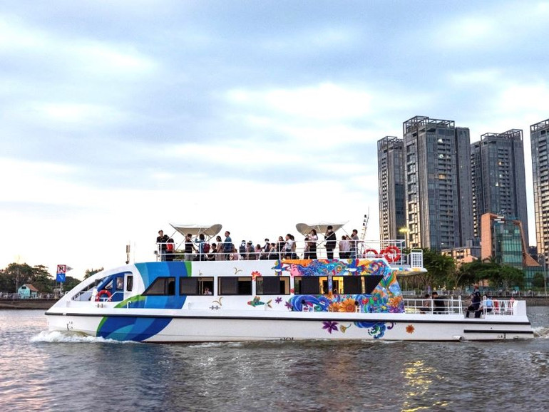 Tuyến buýt sông 2 tầng -Saigon WaterGo với nhiều hoạt động thú vị dịp Tết ẤT Tỵ 2025. (ảnh: QUÝ HIỀN)
