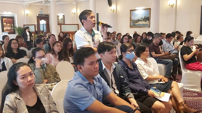 Đại diện doanh nghiệp nêu vấn đề liên quan bảo hiểm thất nghiệp tại Hội nghị Đối thoại giữa doanh nghiệp và chính quyền Thành phố, sáng 14/3. (Ảnh: QUÝ HIỀN)