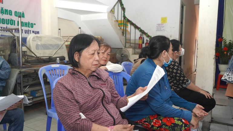 Một người dân xem Phương án chi tiết bồi thường trước khi quyết định hiệp thương với nhân viên Ban bồi thường Quận 8. (Ảnh: THẾ ANH) Một người dân xem Phương án chi tiết bồi thường trước khi quyết định hiệp thương với nhân viên Ban bồi thường Quận 8. (Ảnh: THẾ ANH)