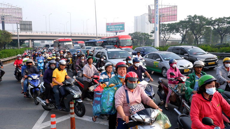 Nhiều công nhân, người lao động chọn về quê các tỉnh miền Tây bằng xe gắn máy. (Ảnh: QUÝ HIỀN) Nhiều công nhân, người lao động chọn về quê các tỉnh miền Tây bằng xe gắn máy. (Ảnh: QUÝ HIỀN)