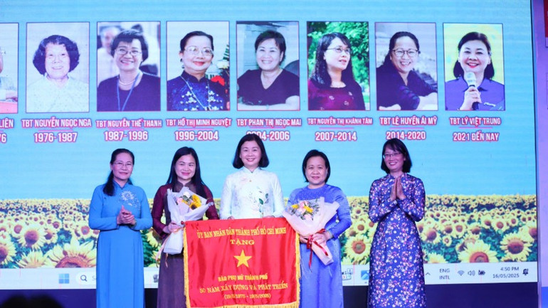 Báo Phụ nữ Thành phố Hồ Chí Minh vinh dự nhận Cờ Truyền thống của Ủy ban Nhân dân Thành phố Hồ Chí Minh. (Ảnh: QUÝ HIỀN)