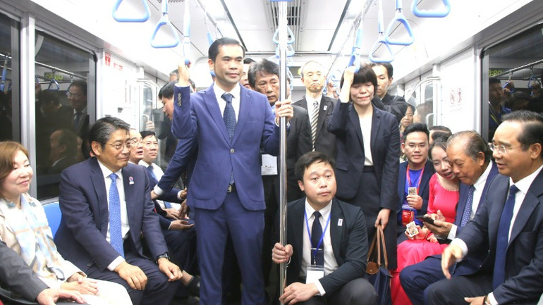 Ông Nguyễn Văn Được, Chủ tịch Ủy ban nhân dân Thành phố Hồ Chí Minh cùng các đại biểu cùng đi Metro Bến Thành-Suối Tiên. (Ảnh: QUÝ HIỀN)