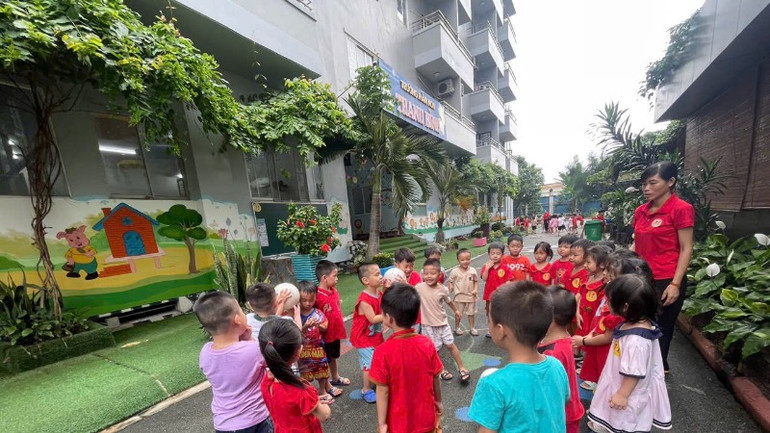 Một khu nhà lưu trú cho công nhân, có nhà trẻ để chăm lo chỗ học tập cho con em người lao động tại Khu chế xuất Linh Trung 2, Thành phố Thủ Đức. (Ảnh: QUÝ HIỀN) Một khu nhà lưu trú cho công nhân, có nhà trẻ để chăm lo chỗ học tập cho con em người lao động tại Khu chế xuất Linh Trung 2, Thành phố Thủ Đức. (Ảnh: QUÝ HIỀN)
