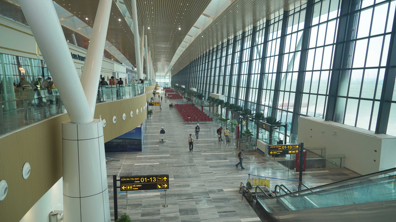 Bên trong nhà ga T3 với thiết kế hiện đại, gồm 8 cửa kiểm soát an ninh và 1 khu riêng biệt phục vụ khách VIP, hạng thương gia và khách ưu tiên (ảnh: THẾ ANH) Bên trong nhà ga T3 với thiết kế hiện đại, gồm 8 cửa kiểm soát an ninh và 1 khu riêng biệt phục vụ khách VIP, hạng thương gia và khách ưu tiên (ảnh: THẾ ANH)