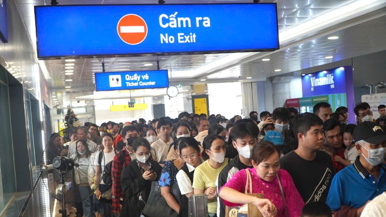 Hành khách xếp hàng trật tự vào các nhà ga đi Metro số 1 Bến Thành-Suối Tiên. (Ảnh: QUÝ HIỀN) Hành khách xếp hàng trật tự vào các nhà ga đi Metro số 1 Bến Thành-Suối Tiên. (Ảnh: QUÝ HIỀN)