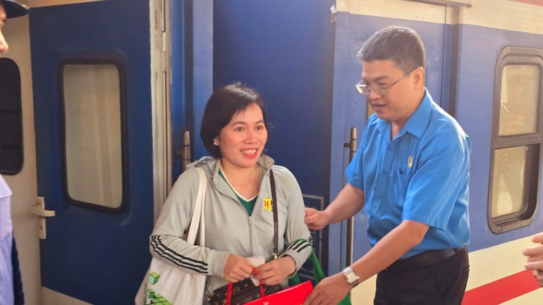 Cán bộ công đoàn tiễn công nhân lên tàu về quê đón Tết cổ truyền sáng 20/1. (Ảnh: QUÝ HIỀN) Cán bộ công đoàn tiễn công nhân lên tàu về quê đón Tết cổ truyền sáng 20/1. (Ảnh: QUÝ HIỀN)