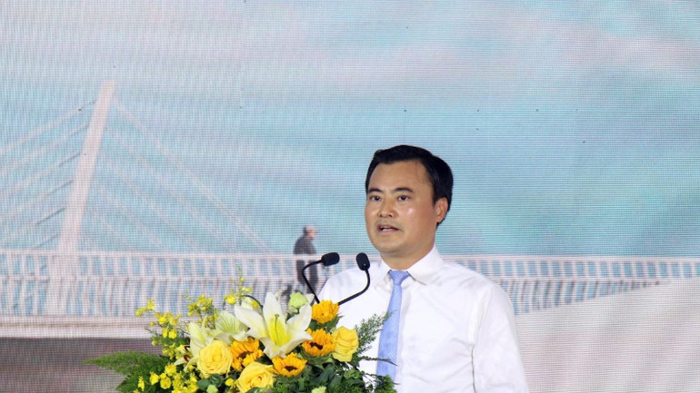 Phó chủ tịch Ủy ban nhân dân Thành phố Hồ Chí Minh Bùi Xuân Cường đề nghị các đơn vị và Công ty Nutifood thi công công trình bảo đảm chất lượng, hoàn thành đúng tiến độ (Ảnh: QUÝ HIỀN)