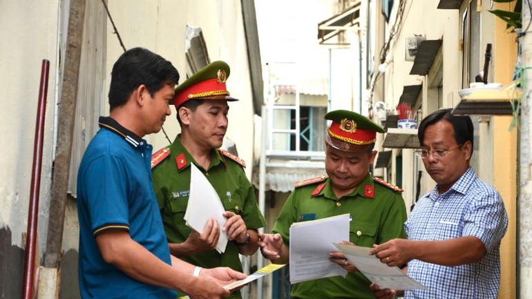 Lực lượng Công an kiểm tra quy định Phòng cháy chữa cháy tại một khu nhà trọ thuộc huyện Nhà Bè. (ảnh: NHẬT THÀNH)
