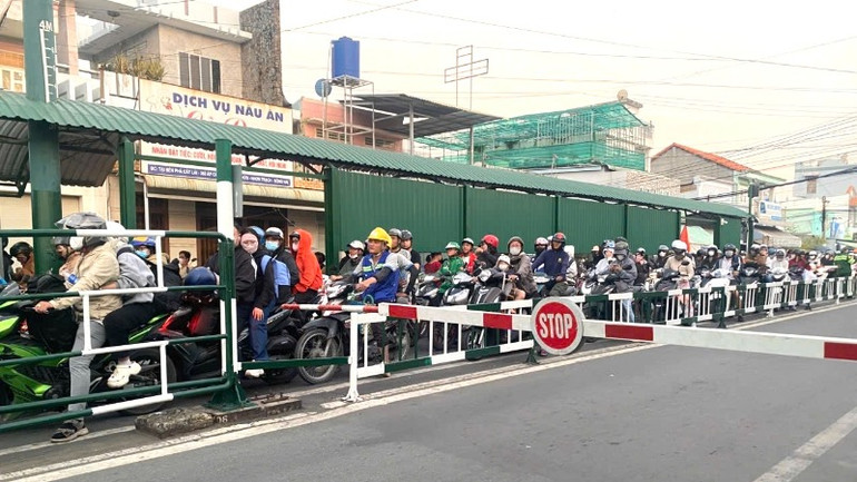 Phà Cát Lái với dòng phương tiện xếp hàng lên phà chiều 4/5. (Ảnh: QUÝ HIỀN) Phà Cát Lái với dòng phương tiện xếp hàng lên phà chiều 4/5. (Ảnh: QUÝ HIỀN)
