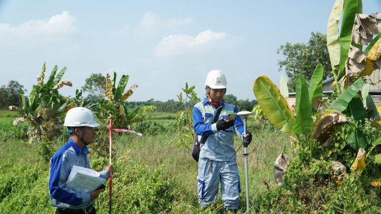 Tổ chức cắm ranh mốc Dự án cao tốc Thành phố Hồ Chí Minh-Mộc Bài, trên địa bàn huyện Củ Chi. (Ảnh: QUÝ HIỀN)