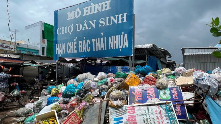 Mô hình chợ dân sinh hạn chế rác thải nhựa trở thành điểm chứa rác thải nhựa tại chợ Ba Tri.