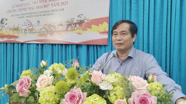 Đồng chí Phan Xuân Thủy, Phó Trưởng Ban Tuyên giáo Trung ương phát biểu tại lễ trao nhà tình nghĩa.