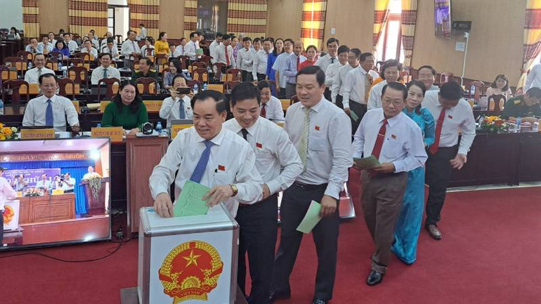 Hội đồng nhân dân tỉnh Bến Tre lấy phiếu tín nhiệm đối với 27 người. Hội đồng nhân dân tỉnh Bến Tre lấy phiếu tín nhiệm đối với 27 người.