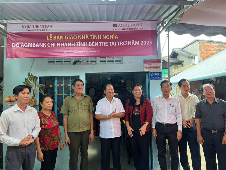 Lãnh đạo chính quyền địa phương cùng đơn vị tài trợ bàn giao nhà cho gia đình ông Nguyễn Văn Tùng.