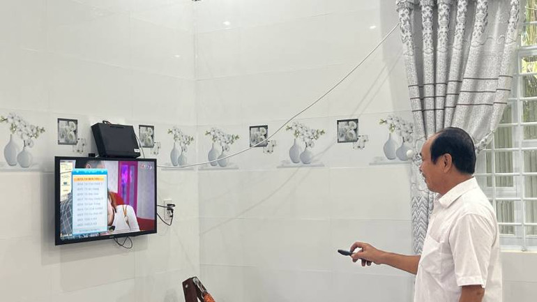 Gia đình ông Hồ Văn Liêm vừa được xóa điện kế dùng chung nên mua sắm thiết bị điện dùng trong gia đình.