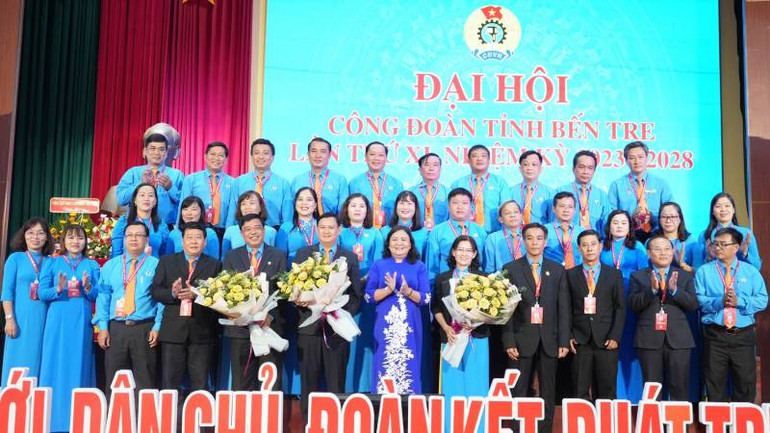 Phó Bí thư Thường trực Tỉnh ủy Bến Tre Hồ Thị Hoàng Yến tặng hoa chúc mừng Ban Chấp hành Liên đoàn Lao động tỉnh Bến Tre, nhiệm kỳ 2023-2028.