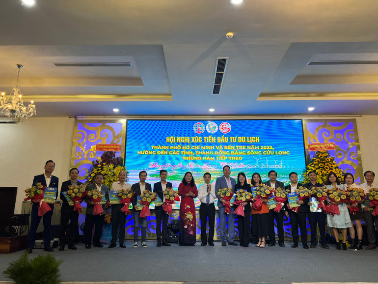 Đại diện các doanh nghiệp, nhà đầu tư ký kết thỏa thuận hợp tác với Ủy ban nhân dân tỉnh Bến Tre đầu tư, phát triển du lịch.