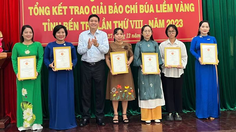 Ban Tổ chức trao giải Nhì cho các tác giả đoạt giải.