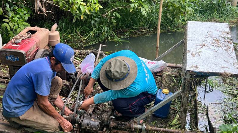 Lắp máy phá lục bình, cỏ dại trên sông Rạch Mít.