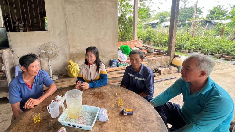 Bí thư Chi bộ ấp Thanh Trung Đoàn Thị Thắm bàn với người dân về việc giải quyết ô nhiễm môi trường, nước tưới trong mùa hạn, mặn.