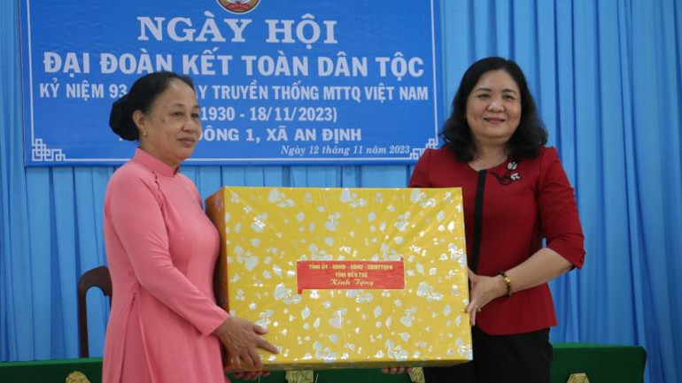 Phó Bí thư Thường trực Tỉnh ủy Bến Tre Hồ Thị Hoàng Yến tặng quà cho ấp Phú Đông 1.