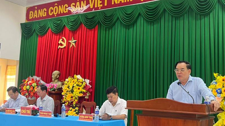 Chủ tịch Ủy ban nhân dân tỉnh Bến Tre Trần Ngọc Tam phát biểu tại buổi đối thoại.