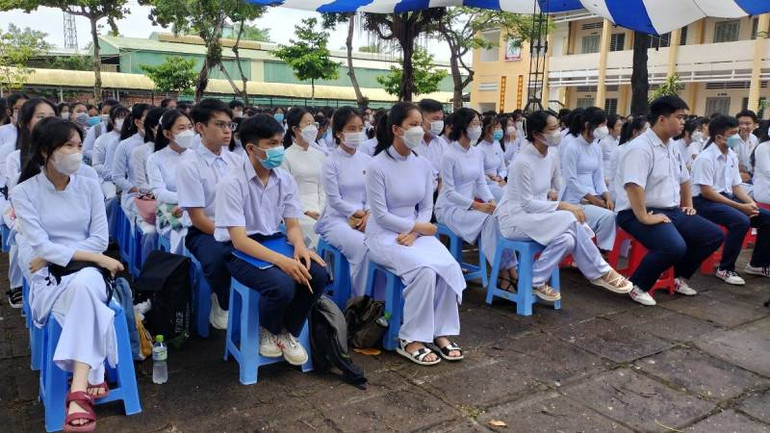 Học sinh Trường Trung học phổ thông Nguyễn Đình Chiểu (thành phố Bến Tre, tỉnh Bến Tre) dự khai giảng năm học mới. (Ảnh: Hoàng Trung)