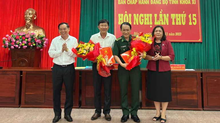 Lãnh đạo tỉnh Bến Tre trao Quyết định của Ban Bí thư về công tác cán bộ